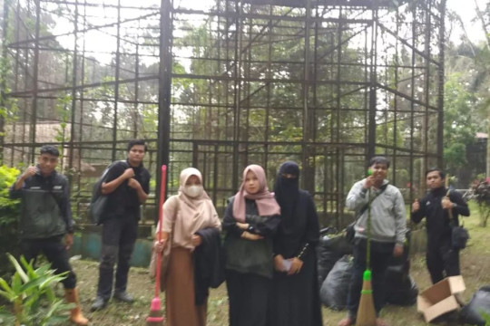 Aksi Relawan Ksatria Sumut Bersih-Bersih Lingkungan Medan Zoo