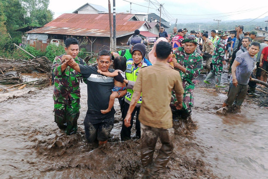 Petani Menjerit di Lebaran Akibat Terjangan Banjir Lahar Dingin Yang Merusak Sawah