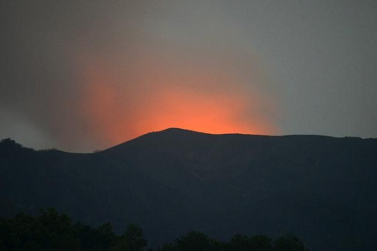 Marapi Erupsi! Muntahkan Abu Vulkanik 1,5 Meter, Status Masih Siaga