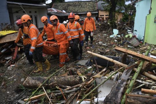 Banjir Sukabumi: Ratusan Rumah Dihantam Banjir dan Belasan Jembatan Putus