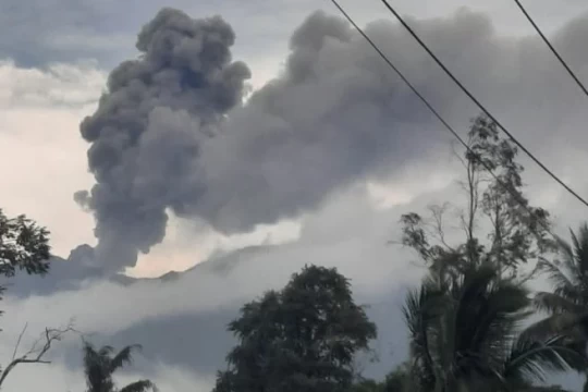 Gunung Marapi Kembali Erupsi, Muntahkan Awan Panas dan Status Masih Siaga!