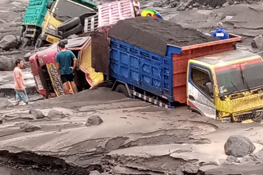 Empat Truk Penambang Pasir Terjebak Terjangan Banjir Lahar Dingin Semeru