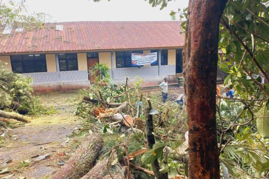 Hujan Lebat Disertai Angin Kencang Robohkan Rumah Warga dan Sekolah di Petungkriyono