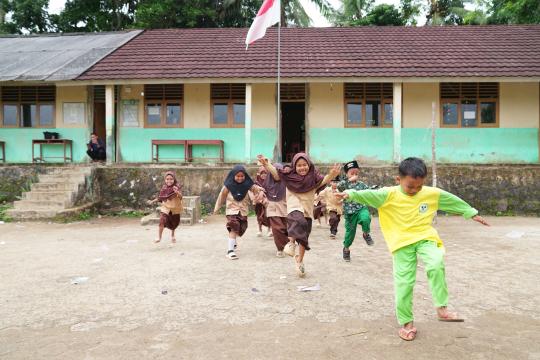 Sepatu Anak untuk Masa Depan: Kisah Perjuangan Anak-Anak Sekolah di Penjuru Negeri yang Berjalan Tanpa Alas Kaki