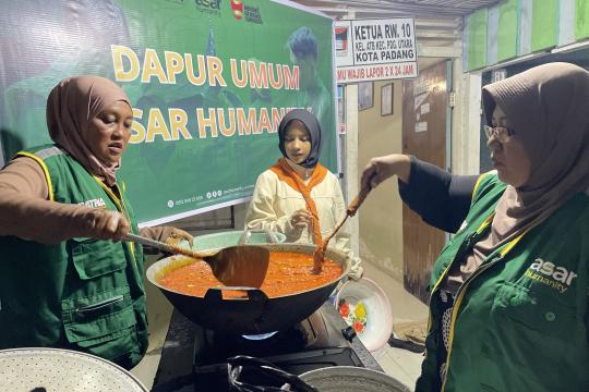 ASAR Humanity Dirikan Dapur Umum untuk Warga Terdampak Banjir di Padang