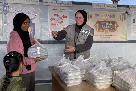 Di Tengah Pembatasan Al-Quds, 1.000 Warga Sekitar Al-Aqsa Terima Iftar Ramadhan