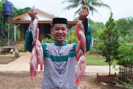 ASAR Humanity Gelar Panen Ikan di Ponpes Ar-Rasyid Cibinong