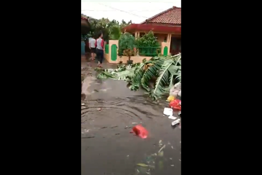 Hujan Lebat Disertai Angin Kencang Robohkan Rumah Warga di Pamijahan