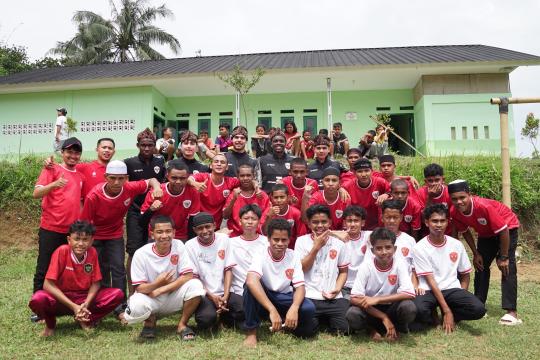 Beri Dukungan Untuk Anak-Anak Yatim Prasejahtera, Pemain Timnas Sepak Bola Indonesia Sambangi Pesantren Ar-Rasyid Nambo