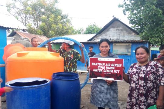CIMB Niaga Bersama ASAR Humanity Salurkan 5.000 Liter Air Bersih untuk 1.500 Warga Terdampak Gempa NTT